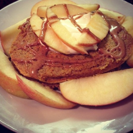 Pancakes de zanahoria con rebanadas de manzana, yogurt griego y un poco de mantequilla de almendra.