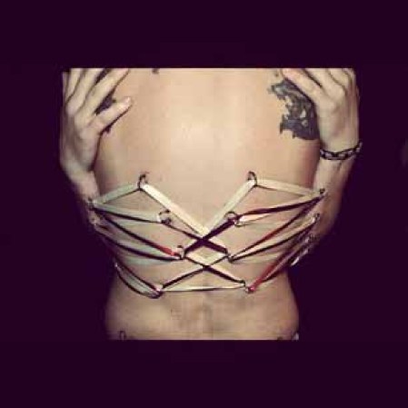 Debido a que la curación de múltiples piercings a la vez es bastante estresante para el cuerpo, la mayoría de las personas optan por llevar piercings corsé temporales.