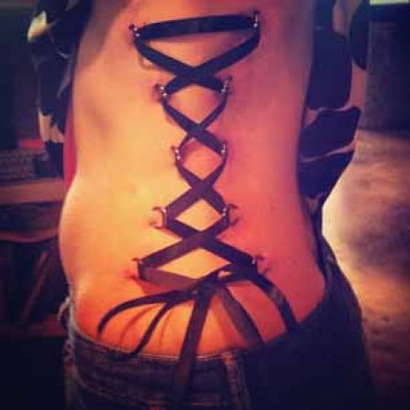 Debido a que la curación de múltiples piercings a la vez es bastante estresante para el cuerpo, la mayoría de las personas optan por llevar piercings corsé temporales.