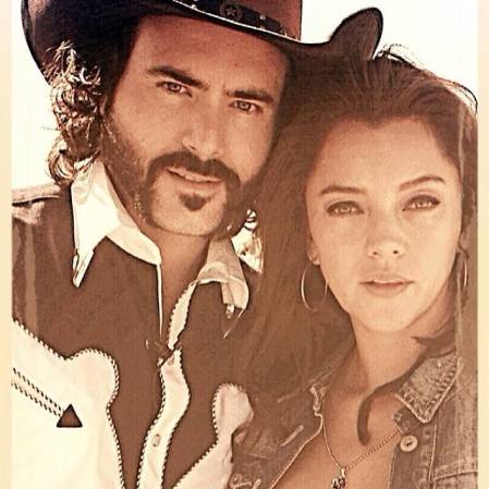 En “Camelia la Texana” Hayser interpreta a un bandido de poca monta que enamora a una mujer para lograr sus metas.