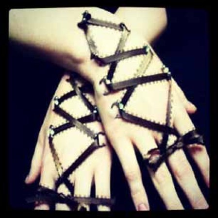 Debido a que la curación de múltiples piercings a la vez es bastante estresante para el cuerpo, la mayoría de las personas optan por llevar piercings corsé temporales.