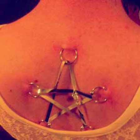 Debido a que la curación de múltiples piercings a la vez es bastante estresante para el cuerpo, la mayoría de las personas optan por llevar piercings corsé temporales.