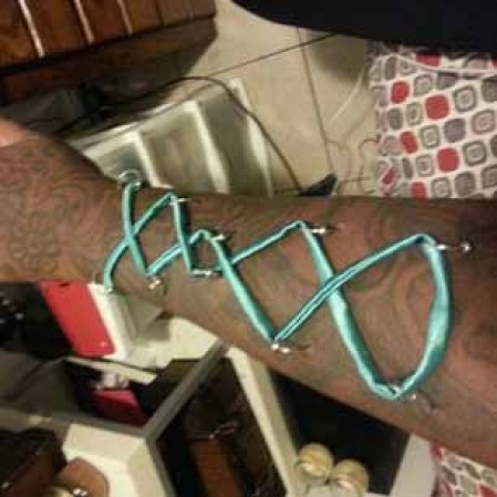 Debido a que la curación de múltiples piercings a la vez es bastante estresante para el cuerpo, la mayoría de las personas optan por llevar piercings corsé temporales.