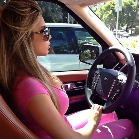 Kathy Ferreiro quiere ocupar el lugar de celebridad de Kim Kardashian. Dice que tiene mejor cuerpo, más talento y es bilingue.
