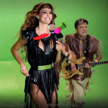 Ninel disfrazada, filmando un video clip.