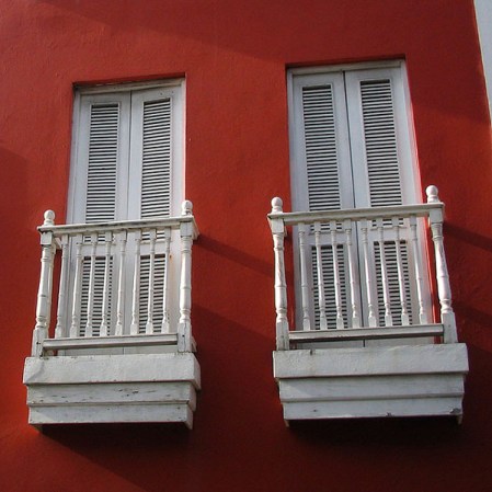Ventanas de la casa ubicada en la calle de la Luna del Viejo San Juan. Parecen una pareja de enamorados.