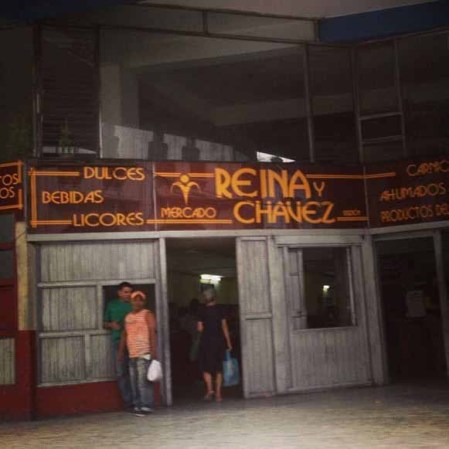 Mercados de nombres rimbombantes y estantes vacíos.