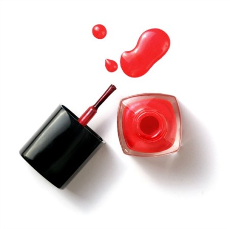 23. Aplica un poco en el cuello de las botellas del esmalte de uñas para evitar que se resequen y se dificulte abrirlas.