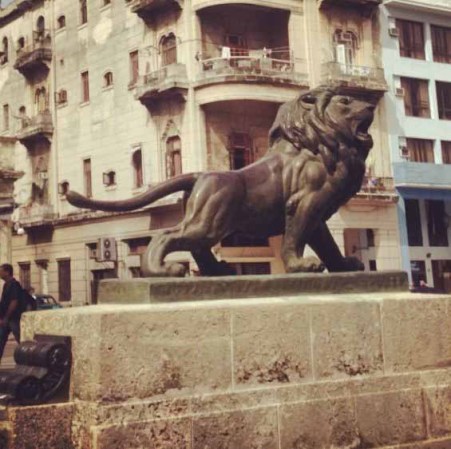 Mira que de niña me subí sobre estos leones del Prado habanero!!