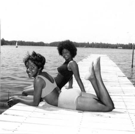 Tomando el fresco en el lago del FSU Seminole Reservation (1970).