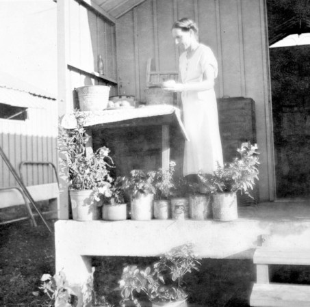 Mujer del campamento de trabajadores de Osceola, en la entrada de su vivienda, 1940.
