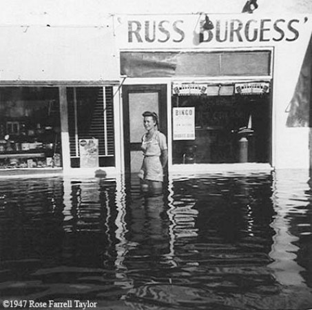 Esta fotografía de 1947 muestra a Rose Farrell Taylor, una habitante de Hialeah, de pie frente a la Ross Burgess Ice Cream Store en Palm Avenue tras la inundación que azotó ese año.