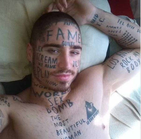 Vin Los, el sensual modelo de los tatuajes en la cara.