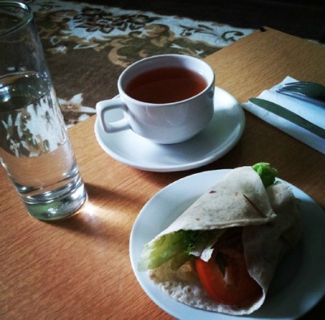 Wrap de vegetales con té.