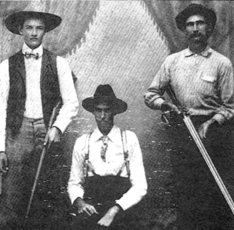 El policía del condado Citrus James McIntosh McMullen (derecha con un par de amigos) fue asesinado en su propia casa por un hombre negroel 26 de diciembre de 1899. El asesino nunca fue identificado.