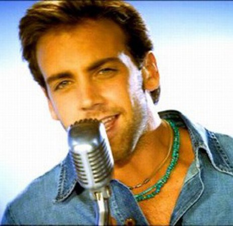 En el primer disco de Carlos Ponce, que fue un rotundo éxito, estaba la canción “Amelia”, que en el año 2000 fue incluida en la banda sonora de la película “Under Suspicion”.