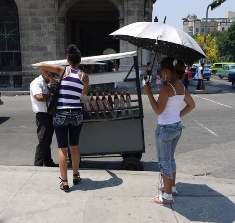 El viejito vendiendo raspados afuera de las escuelas o catedrales.