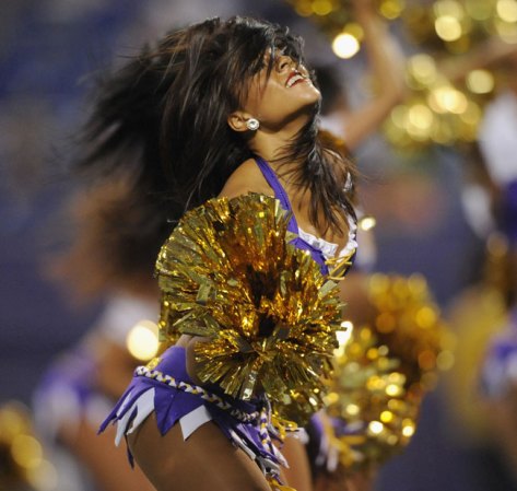 Las porristas de la NFL y del "football" universitario asombran con su belleza y su energía.