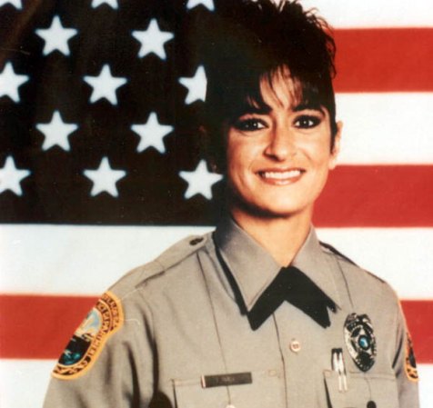 La agente de Metro Dade Evelyn Gort murió el 30 de octubre de 1993 cuando un ladrón armado intentó robarla en un estacionamiento del sur de la Florida. El pistolero, llamado Wilbur Leroy "Jit" Mitchell, tenía 22 años y acababa de salir de la cárcel. Había sido condenado por 22 crímenes en sus cuatro años como adulto. Mitchell fue condenado por el homicidio.