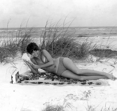 Modelo en una playa sin nombre. No le falta nada (1970).
