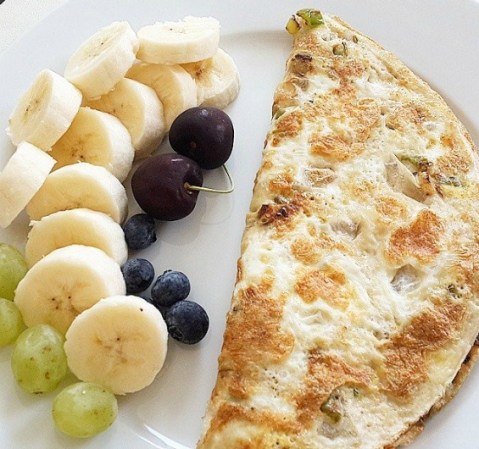 Omelet (1 huevo y dos claras) con cebolla, pimiento, una rebanada de pechuga de pavo y frutas varias para empezar la jornada.