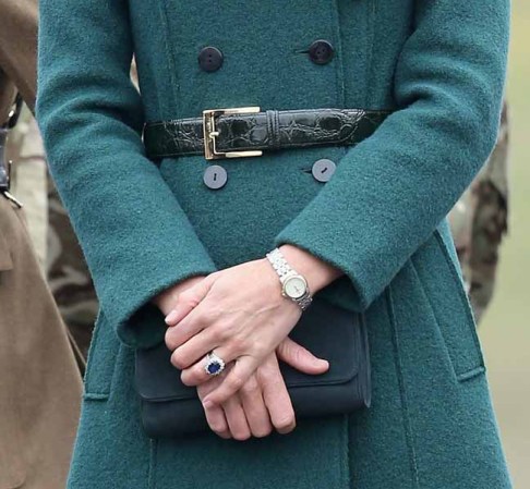 La princesa no dejó ni un cabo suelto y complementó su ajuar con el anillo de compromiso y un discreto reloj de pulsera.