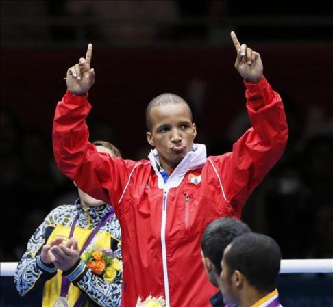28 DE AGOST0, 2013- La Federación Cubana de Boxeo (FCB) sancionó al campeón olímpico de Londres 2012, Roniel Iglesias, a un año de separación de la selección de la isla "debido a indisciplinas cometidas", informaron hoy medios locales.