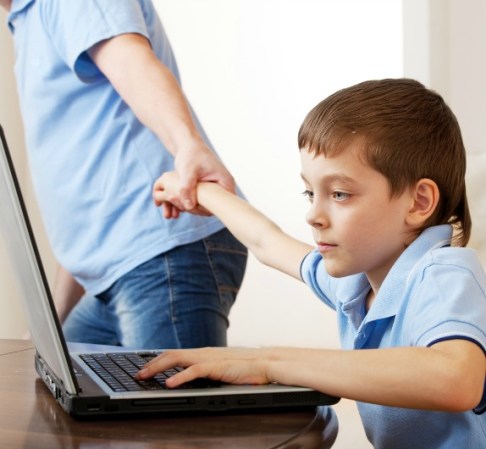8. Dependencia de internet. Así como entre las relaciones personales puede desarrollarse dependencia, los usuarios de la tecnología generan apego hacia sus equipos y hacia lo que les permiten hacer.