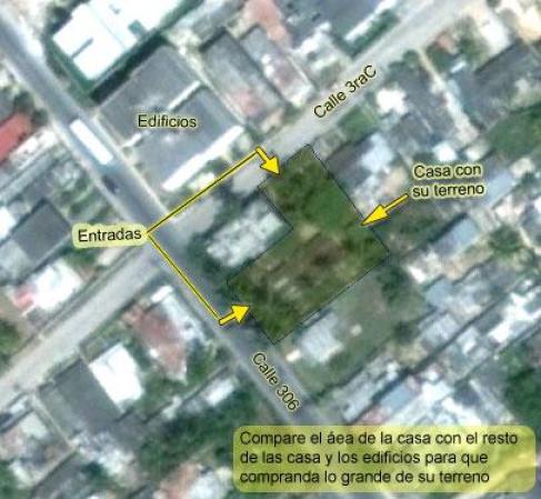 El propietario de la anterior vivienda usa Google Earth para mostrar la amplitud del terreno. Explica que la propiedad "es de antes del triunfo (de la revolución) por lo que tiene 780 metros cuadrados.