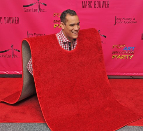 Un invitado a la Fiesta de Halloween de Arte Pop 2011 en New York se disfrazó... ¡de alfombra roja!