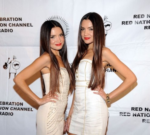 Shauna y Shannon Baker, estas gemelas canadienses, son actrices y modelos. Son voceros de las naciones indígenas americanas. Pertenecen a la tribu Carrier-Sekani.