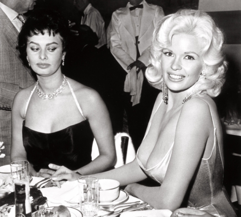 La actriz estadounidense Jane Mansfield (izquierda, bajo la curiosa mirada de Sofia Loren) perdió la vida cerca de Biloxi, Misisipi, el 19 de abril de 1967 mientras viajaba de pasajera en un auto que chocó contra un camión. Otras dos personas murieron en el choque.