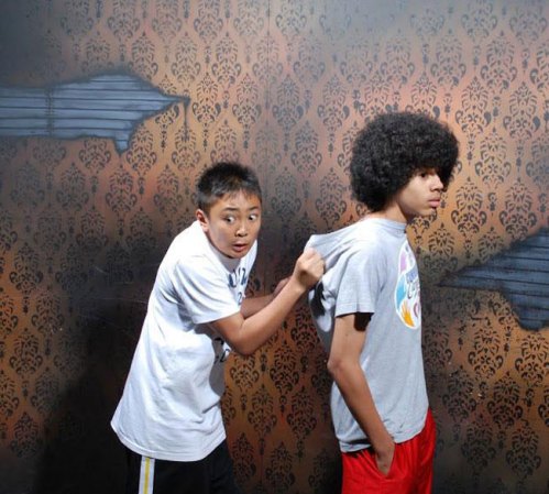 Fotos tomadas a quienes visitan la Casa del Horror Nightmares Fear Factory en Niagara Falls, Canadá, Lo que no se revela es la causa del espanto.