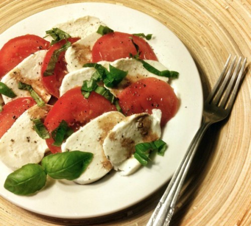 Una deliciosa y saludable ensalada caprese.