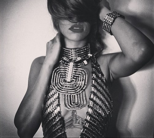 Rihanna tiene afición por tatuarse palabras, frases, calaveras, hierba y una diosa egipcia, por mencionar algunos de los que se ha grabado.