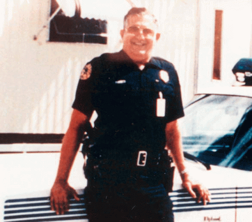 Víctor Estefan, agente de la policía de Miami, cayó abatido el 30 de marzo de 1988 durante un incidente de tráfico en la Pequeña Habana. Estefan habia parado un auto por ir sin las luces puestas y uno de los pasajeros del vehiculo, Dennis Javier Escobar, lo mató. El asesino fue capturado y sentenciado a la silla eléctrica, pero la Corte Suprema de Florida anuló esa sentencia y ahora aguarda un nuevo juicio tras las rejas.