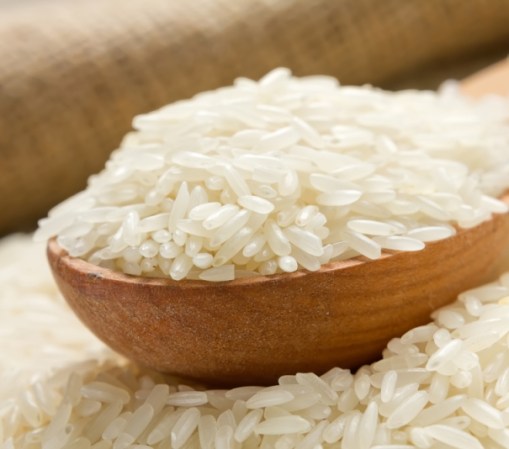 El arroz integral tiene una mayor cantidad de fibra, el cerebro necesita dicho nutriente para sus procesos de sinapsis.