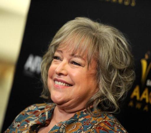 La actriz estadounidense Khaty Bates, quien ganó un Oscar por su actuación en la cinta 'Misery', fue diagnosticada en 2012 con cáncer de seno. Bates, que ahora se recupera exitosamente, reveló a la revista People que tomó la decisión de someterse a una doble mastectomía al enterarse que estaba enferma.