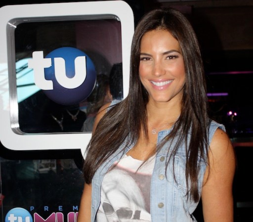 Sin duda, una de las grandes protagonistas de la noche, Gaby Espino estuvo también ahí regalando sonrisas antes de pasar a maquillaje y peinado para su ensayo.