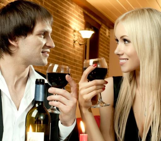 Alcohol: Generador de un poder de desinhibición innegable, el alcohol no siempre ayuda. Por un lado inhibe partes del sistema nervioso que son los responsables de la erección. Pero también disminuye la sensibilidad y, por ende, el placer. El resultado: un acto sexual de baja calidad. La solución es promover el brindis, pero con ciertos límites.