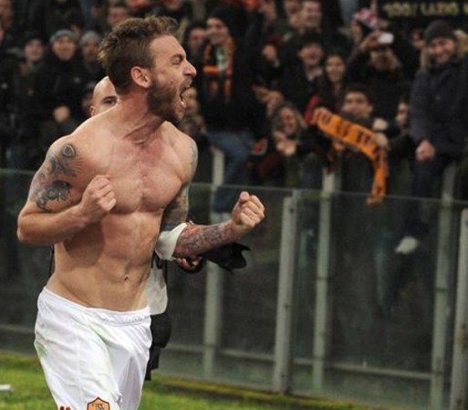 Daniele De Rossi: Las mujeres rezan para que este futbolista italiano triunfe y las deleite con su abdomen que enciende a cualquiera.