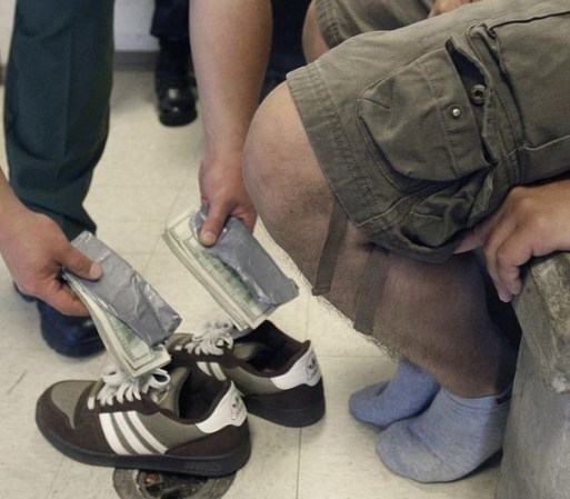 Otros no son tan ocurrentes y utilizan el viejo truco de meterlos en la doble suela de sus zapatos.