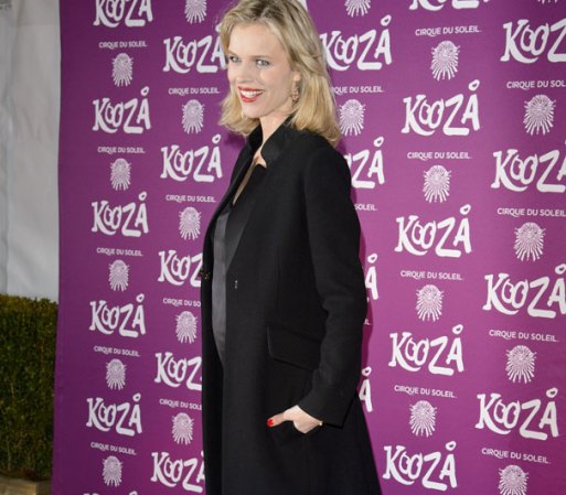 Estar embarazada y perder la figura no significa no poder lucir con elegancia y glamour el embarazo como demuestra Eva Herzigova.