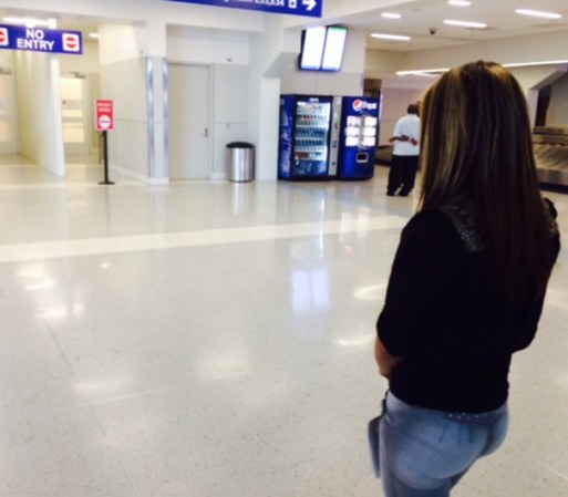El emotivo encuentro se llevó a cabo en el aeropuerto de Dallas. Aquí la madre espera con ansias volver a ver a sus niños.