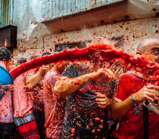 Pero ni la lluvia ni el precio para poder participar impidieron que la guerra de tomates, con 130,000 kilos de esta fruta, durara una hora, como marca la tradición.<br />Fuente: EFE