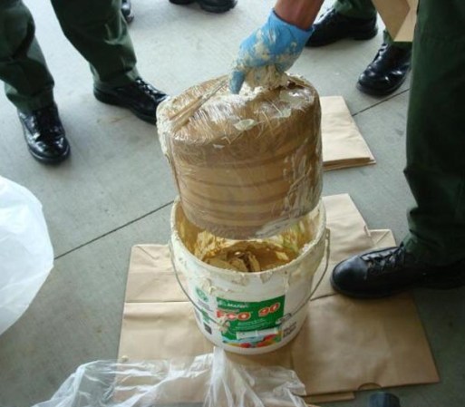 Unos narcotraficantes se hicieron pasar por trabajadores de la construcción y entre las herramientas, pusieron litros de pintura que resultaron ser cocaína.