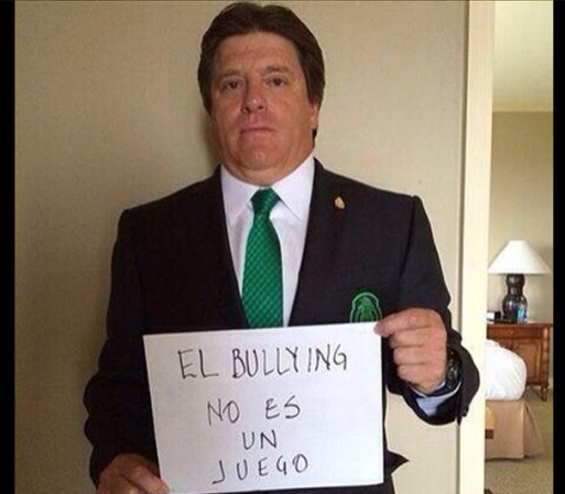 Con letreros en mano, famosos como Miguel Herrera, Thalía y el grupo Pandora, piden un alto al “Bullying” en México.