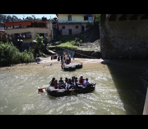 Trabajadores, hombres, mujeres y niños cruzan a diario el rio Suchiate, para llega a México.
