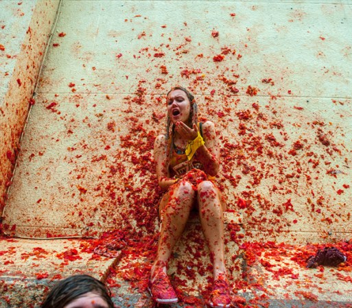 Los asistentes a la Tomatina, ataviados con ropas viejas o disfraces y con gafas de bucear para protegerse los ojos, comenzaron a disparar tomates, tras aplastarlos para aminorar el dolor de su impacto, sobre sus compañeros de batalla, liberando adrenalina a tomatazo limpio.<br />Fuente: EFE