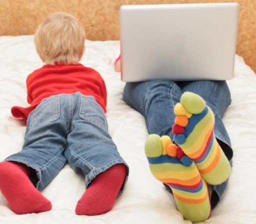 Blog o escritora: Si eres buena para escribir y tienes algún tema en especial que te apasione, no te quedes con eso guardado y conviértelo en dinero. Investiga si hay revistas, periódicos o cualquier editorial que te pague por nota y así puedes trabajar desde tu hogar.